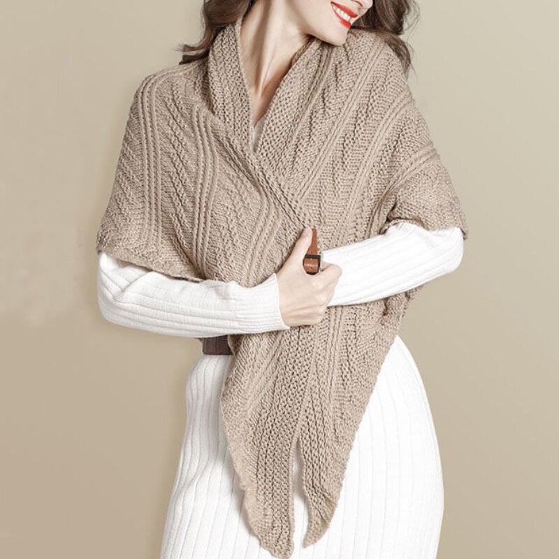 Dreiecks-Strickschal mit Lederschnalle