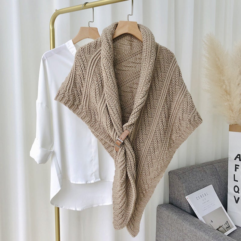 Dreiecks-Strickschal mit Lederschnalle