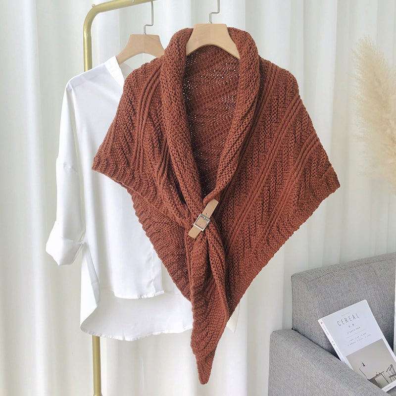 Dreiecks-Strickschal mit Lederschnalle