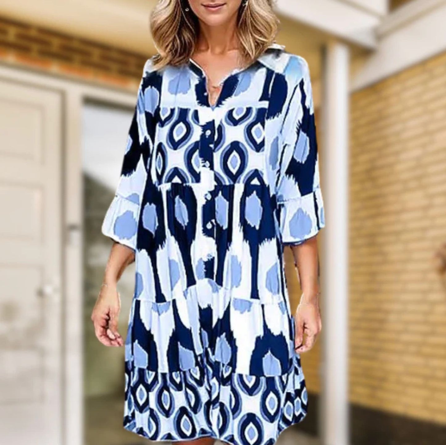 Layla - Schicke Hemdkleid mit mehreren Ebenen und abstraktem Druck