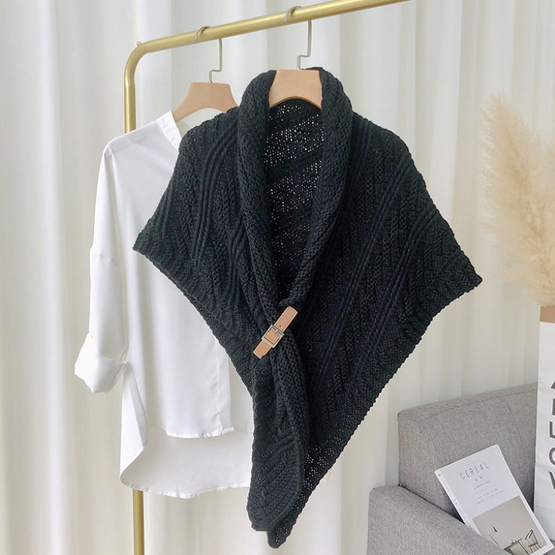 Dreiecks-Strickschal mit Lederschnalle