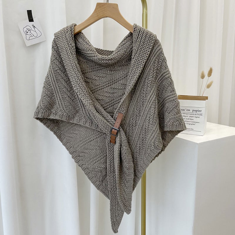 Dreiecks-Strickschal mit Lederschnalle