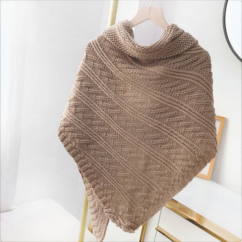 Dreiecks-Strickschal mit Lederschnalle